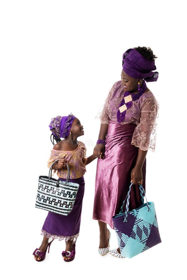 Belle femme africaine et belle petite fille dans l'habillement pourpre traditionnel, d'isolement photographie stock Belle femme africaine et belle petite fille dans l'habillement pourpre traditionnel, d'isolement photographie stock
