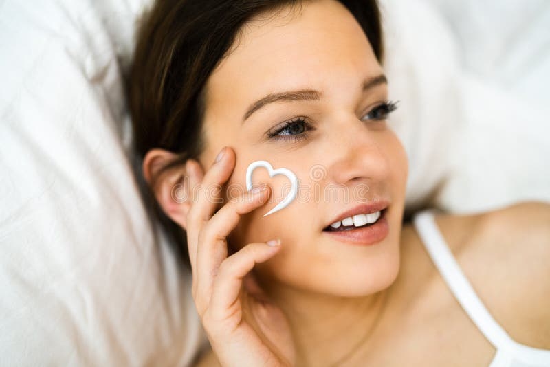 Belle femme application visage crème photo stock