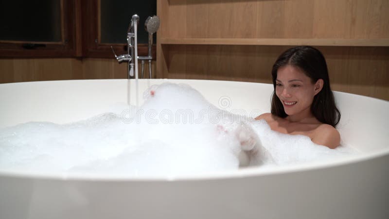 Belle femme appréciant reposant soin naturel du corps du mode de vie de bain à bulles le vrai banque de vidéos