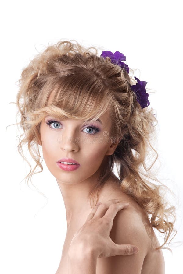 Belle femme assez jeune avec le type de cheveu image libre de droits Belle femme assez jeune avec le type de cheveu image libre de droits