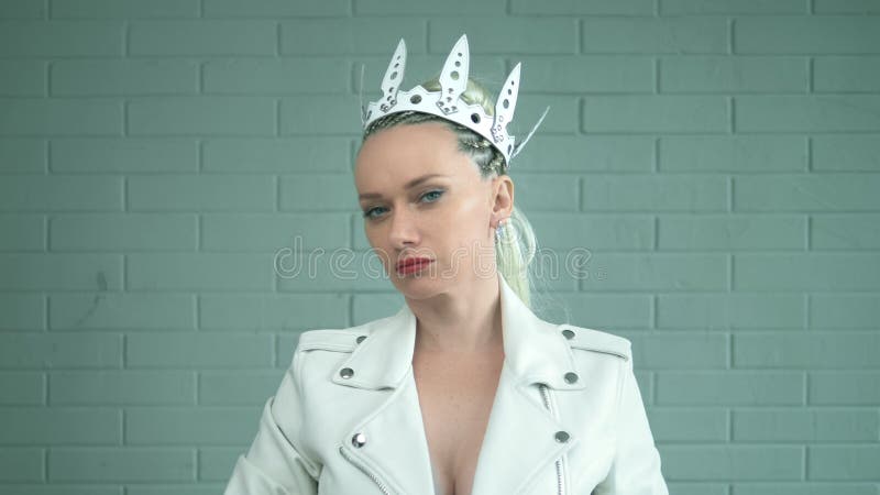 Belle femme aux tresses Afro dans une couronne blanche en cuir et d'une veste. Portrait banque de vidéos