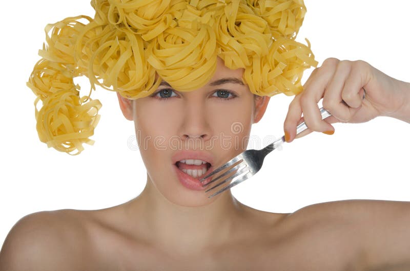 Belle femme avec des boucles de fourchette acérée de pâtes photos libres de droits Belle femme avec des boucles de fourchette acérée de pâtes photos libres de droits