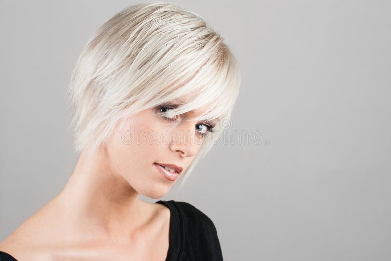 Belle femme avec la coiffure à la mode images stock Belle femme avec la coiffure à la mode images stock
