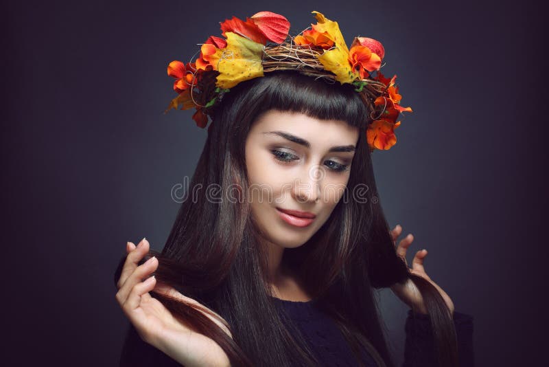 Belle femme avec la couronne de feuilles d'automne photo stock Belle femme avec la couronne de feuilles d'automne photo stock