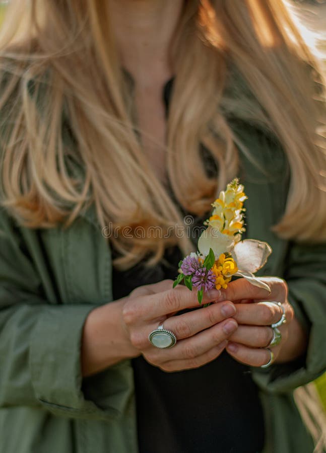 Belle femme avec la longue fleur de participation de cheveux Mains avec les accessoires élégants de boho d'anneaux Aucune orienta images stock Belle femme avec la longue fleur de participation de cheveux Mains avec les accessoires élégants de boho d'anneaux Aucune orienta images stock