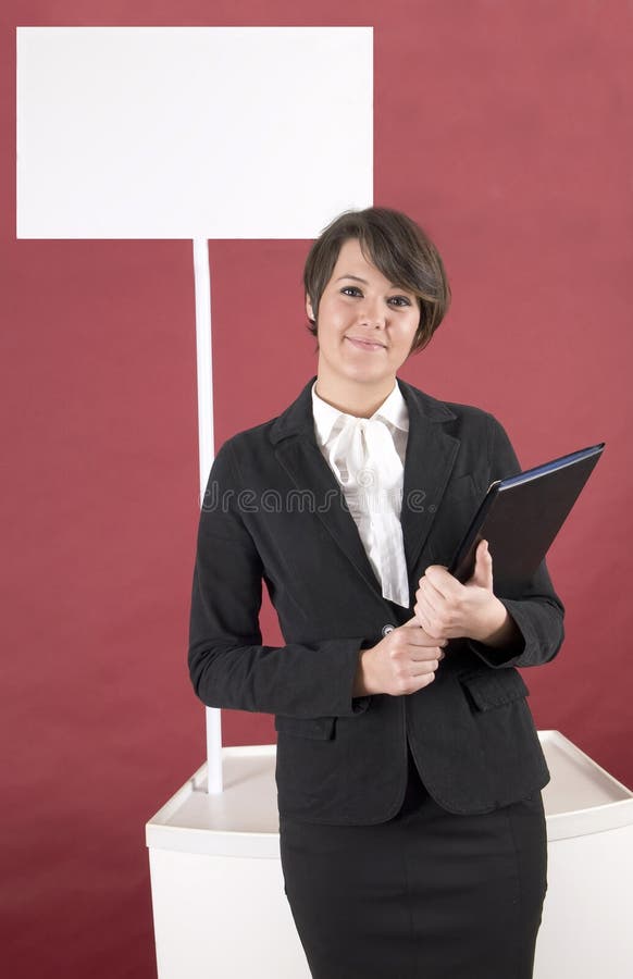 Belle femme avec le budget pour votre produit photos libres de droits Belle femme avec le budget pour votre produit photos libres de droits