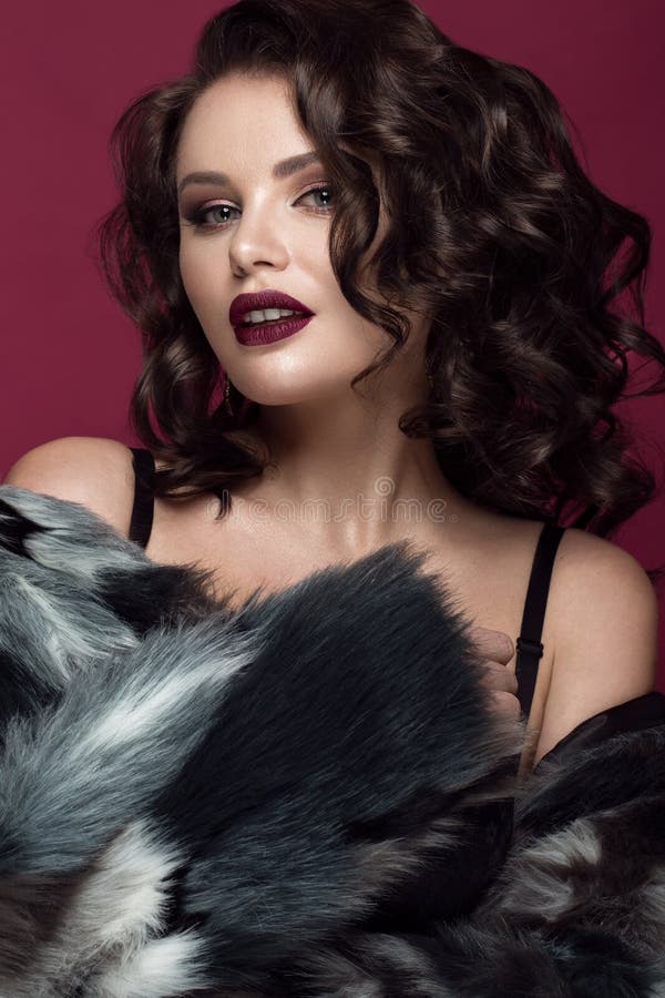 Belle femme avec le maquillage de soirée, les lèvres foncées et les longs cheveux de boucles Yeux fumeux Photo de mode images stock Belle femme avec le maquillage de soirée, les lèvres foncées et les longs cheveux de boucles Yeux fumeux Photo de mode images stock