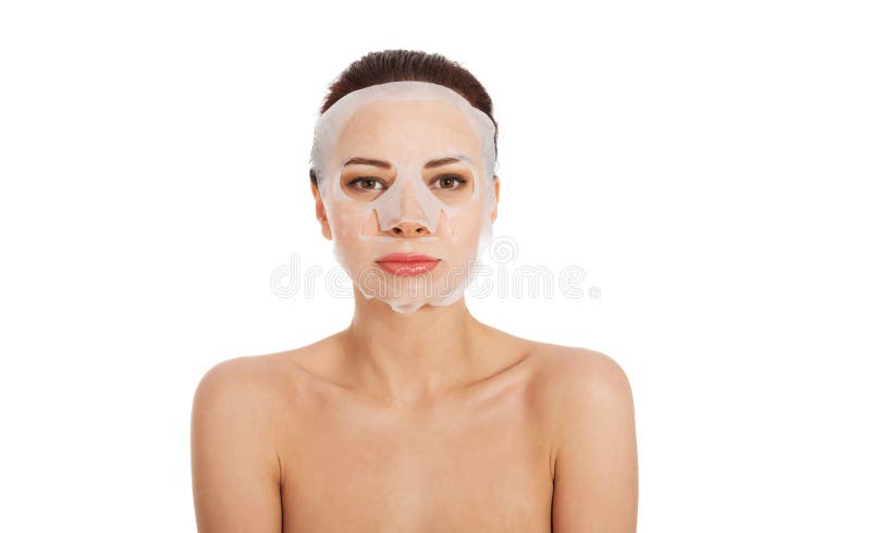 Belle femme avec le masque de collagène sur le visage. images libres de droits Belle femme avec le masque de collagène sur le visage. images libres de droits