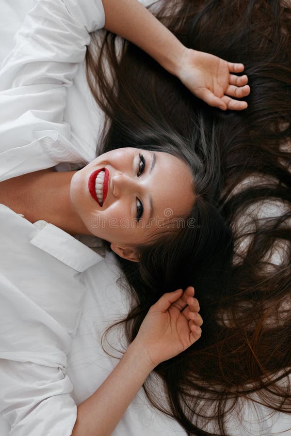 Belle femme avec les longs cheveux, maquillage rouge de lèvres dans la chemise blanche photos stock Belle femme avec les longs cheveux, maquillage rouge de lèvres dans la chemise blanche photos stock