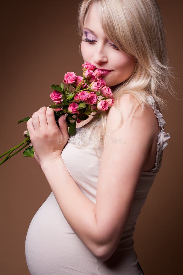 Belle femme blonde enceinte photo libre de droits Belle femme blonde enceinte photo libre de droits