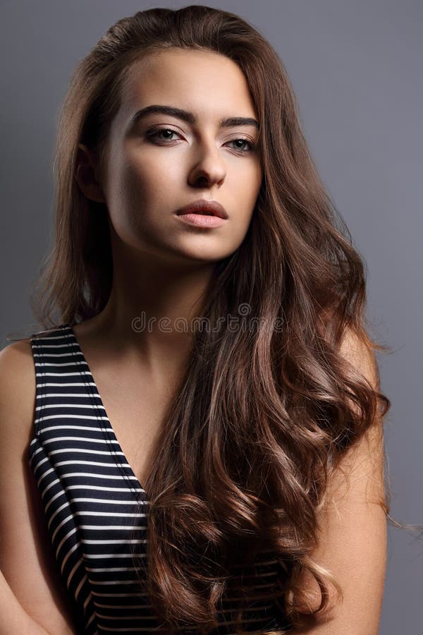 Belle femme calme d'émotion avec le maquillage naturel nu et le long b photographie stock libre de droits Belle femme calme d'émotion avec le maquillage naturel nu et le long b photographie stock libre de droits