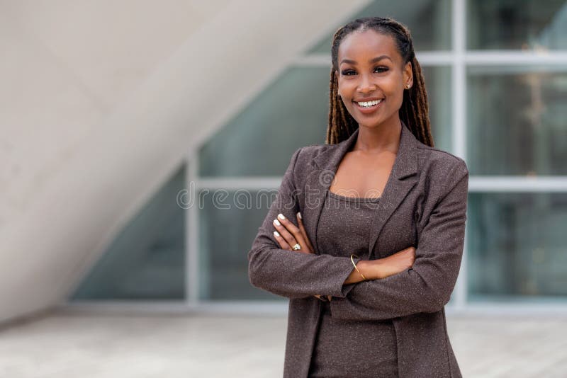 Belle femme d'affaires afro-américaine portrait, bras croisés, confiant PDG heureux images stock