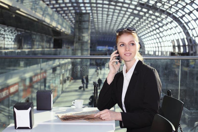 Belle femme d'affaires dans le hall de station de train photographie stock Belle femme d'affaires dans le hall de station de train photographie stock