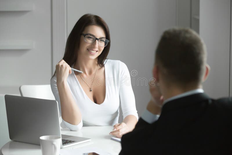 Belle femme d'affaires parlant à un demandeur de travail masculin photos stock Belle femme d'affaires parlant à un demandeur de travail masculin photos stock