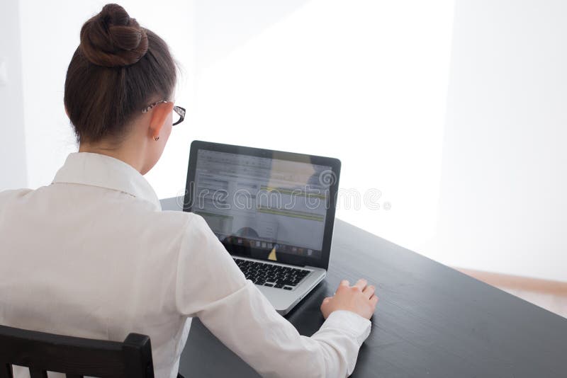Belle femme d'affaires rêvant tout en travaillant sur l'ordinateur à son bureau image stock Belle femme d'affaires rêvant tout en travaillant sur l'ordinateur à son bureau image stock