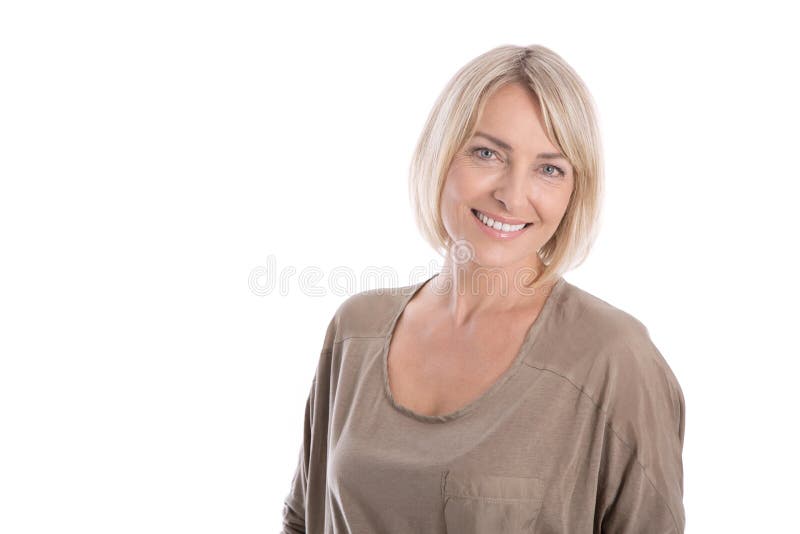 Belle femme d'isolement attirante blonde plus âgée souriant avec le whi photo libre de droits