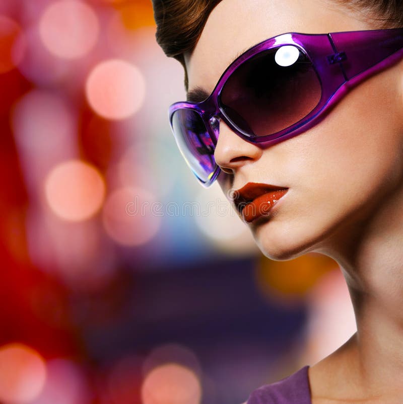 Belle femme dans des lunettes de soleil de violette de mode photo libre de droits Belle femme dans des lunettes de soleil de violette de mode photo libre de droits