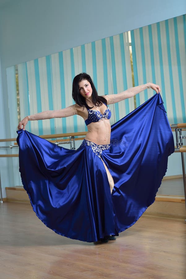 Belle Femme Dans La Danse Arabe De Pose De Costume, Orientale Ou De Ventre  Photo stock - Image du exotique, oriental: 78396998