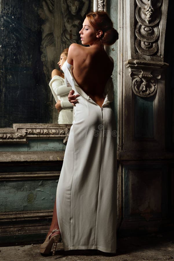 Belle Femme Dans La Robe Blanche Avec Le Dos Nu. Image 