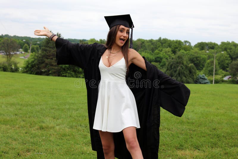 Belle femme dans la robe blanche et le chapeau, la robe et le Tass noirs, adolescent sexy Visage magnifique unique, sourire genti photo stock Belle femme dans la robe blanche et le chapeau, la robe et le Tass noirs, adolescent sexy Visage magnifique unique, sourire genti photo stock