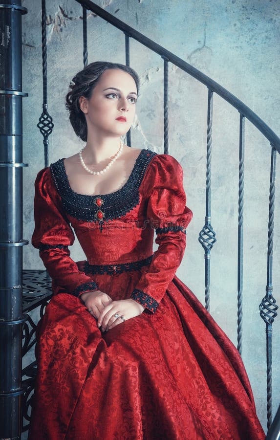 Belle femme dans la robe médiévale sur l'escalier image stock Belle femme dans la robe médiévale sur l'escalier image stock
