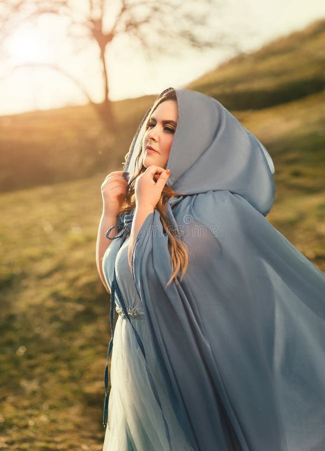 belle femme dans un imperméable bleu photographie stock libre de droits belle femme dans un imperméable bleu photographie stock libre de droits