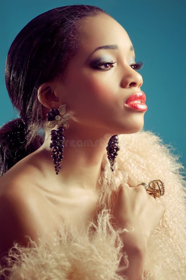 Belle femme de couleur avec le rétro regard de type images libres de droits Belle femme de couleur avec le rétro regard de type images libres de droits