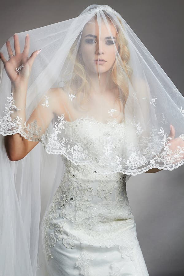 Belle femme de jeune mariée dans la robe et le voile de mariage images libres de droits Belle femme de jeune mariée dans la robe et le voile de mariage images libres de droits