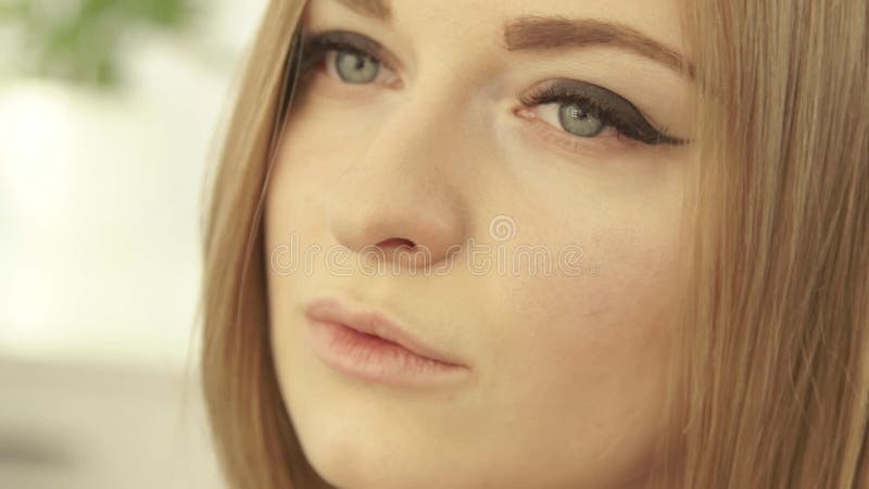 Belle femme de portrait avec les yeux parfaits de maquillage Fin blonde de femme de visage clips vidéos