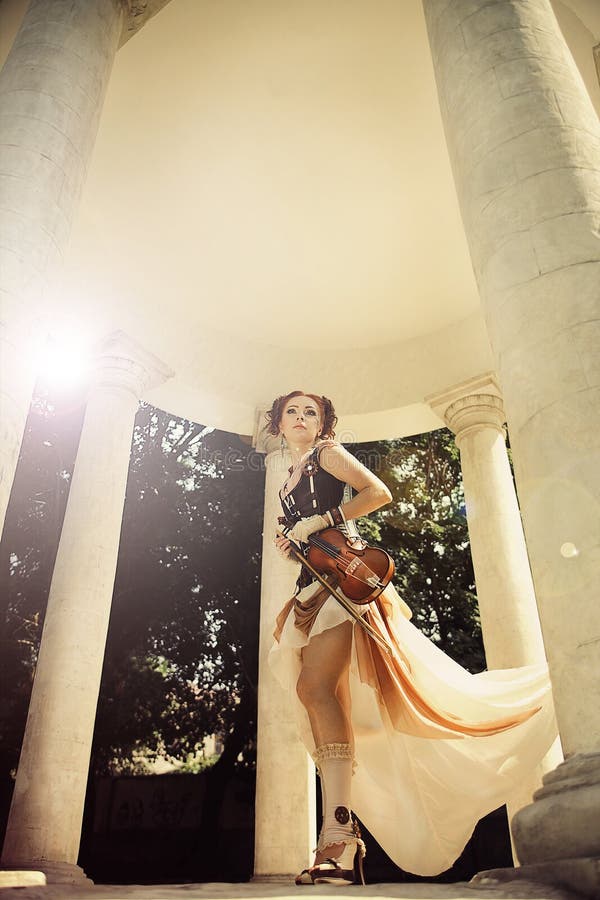 Belle femme de redhair dans des styleclothes de roche avec l'art de corps dessus il image stock Belle femme de redhair dans des styleclothes de roche avec l'art de corps dessus il image stock