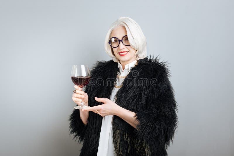 Belle femme de sourire tenant le verre à vin images libres de droits Belle femme de sourire tenant le verre à vin images libres de droits