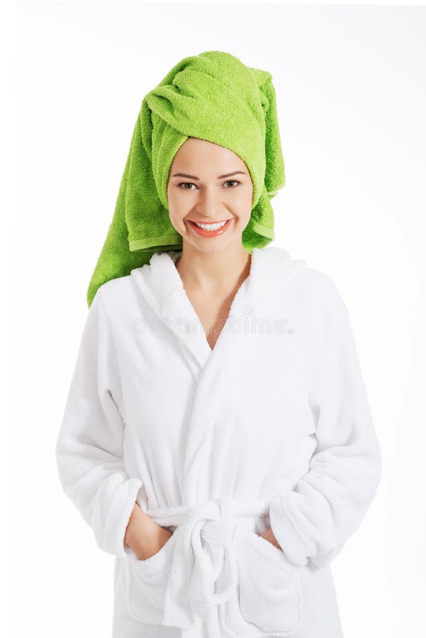 Belle femme de station thermale dans le peignoir et le turban. image stock Belle femme de station thermale dans le peignoir et le turban. image stock