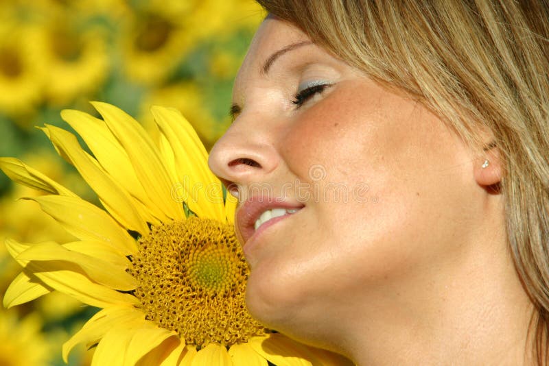 Belle femme de tournesol photo libre de droits