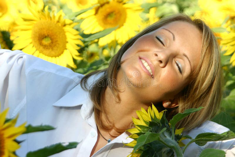 Belle femme de tournesol image stock