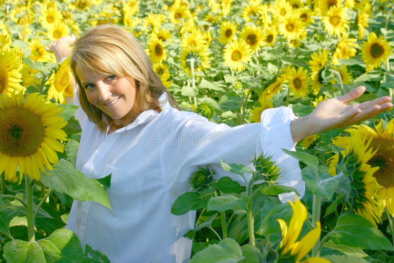 Belle femme de tournesol photos libres de droits