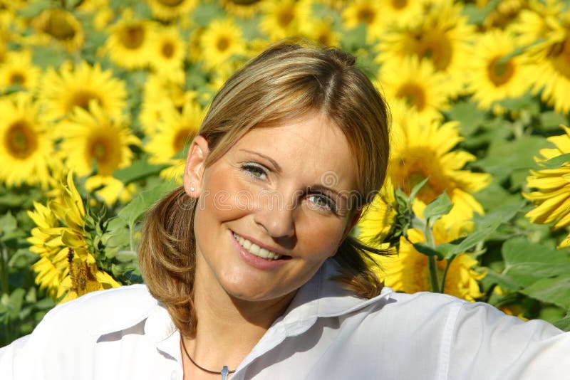 Belle femme de tournesol photographie stock