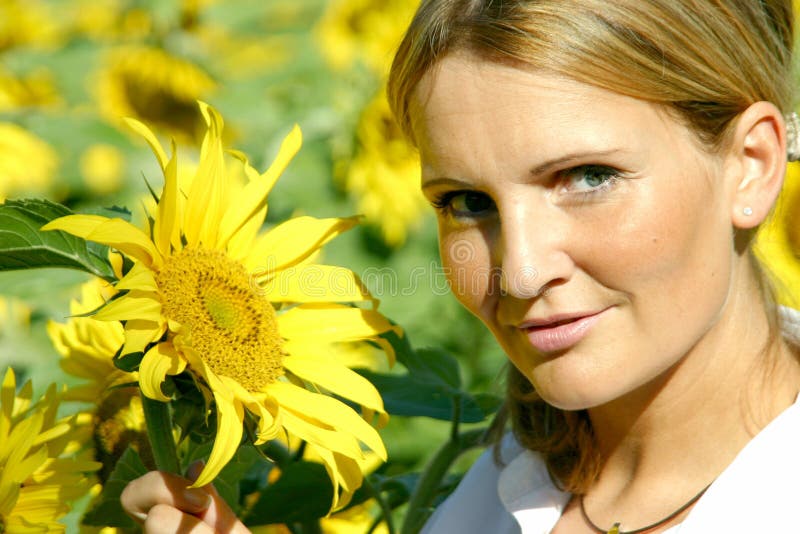 Belle femme de tournesol images libres de droits