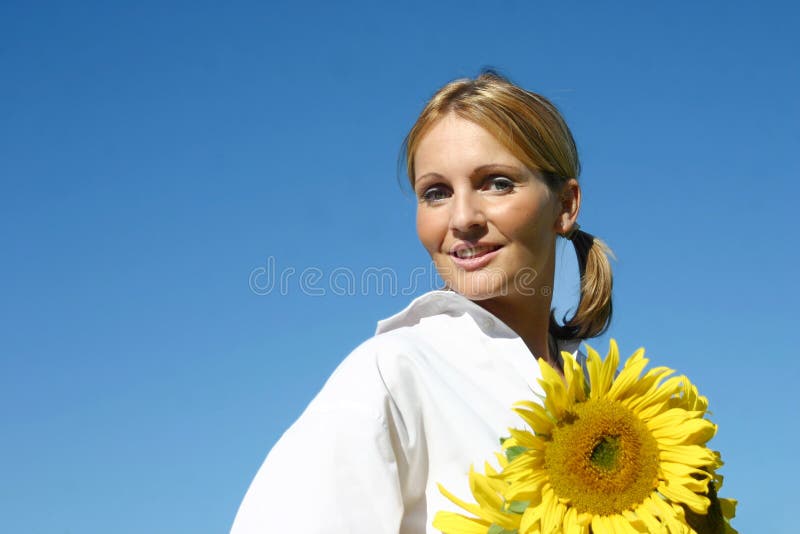 Belle femme de tournesol photographie stock libre de droits