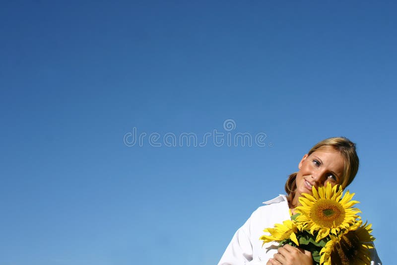 Belle femme de tournesol photo stock
