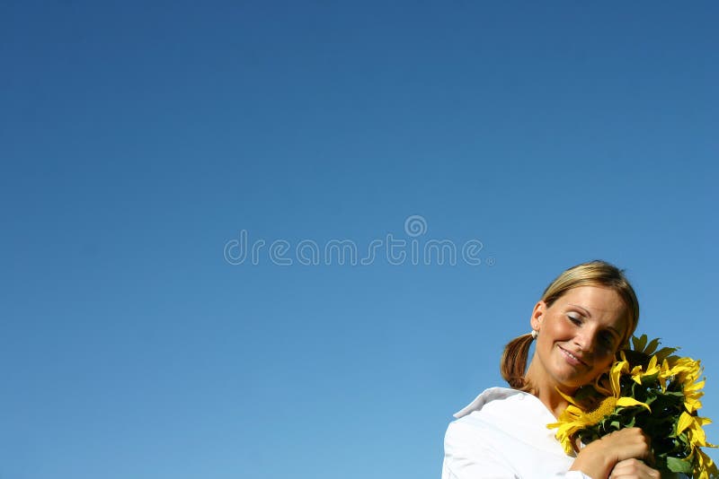 Belle femme de tournesol photographie stock