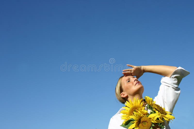 Belle femme de tournesol images stock