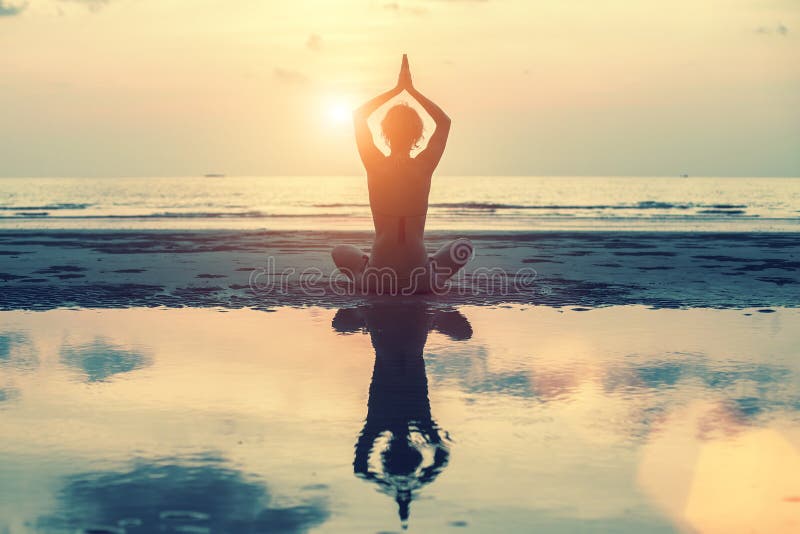 belle femme de yoga au coucher du soleil dans des couleurs surréalistes images libres de droits belle femme de yoga au coucher du soleil dans des couleurs surréalistes images libres de droits