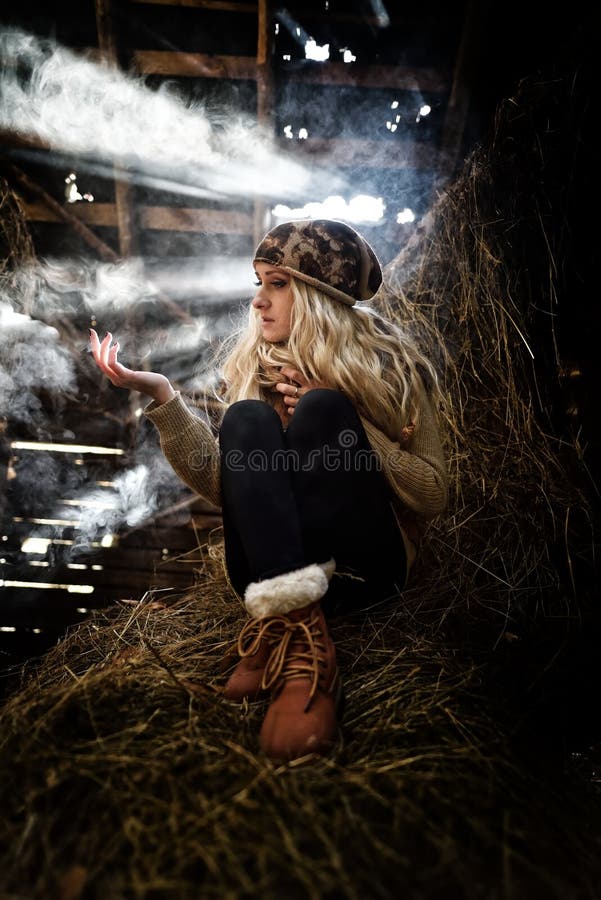 Download Belle Femme Détendant En Paille En Automne Dans La Chambre Fumeuse Image stock - Image du cow, ferme: 56483491