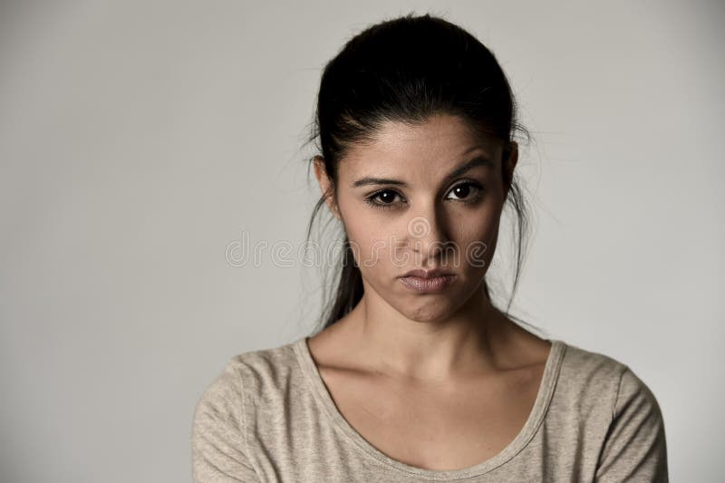 Belle femme espagnole arrogante et déprimée montrant l'expression du visage négative de sentiment et de mépris photo libre de droits Belle femme espagnole arrogante et déprimée montrant l'expression du visage négative de sentiment et de mépris photo libre de droits