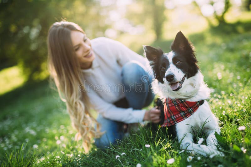 Belle femme et chien appréciant leur temps en nature photographie stock libre de droits Belle femme et chien appréciant leur temps en nature photographie stock libre de droits