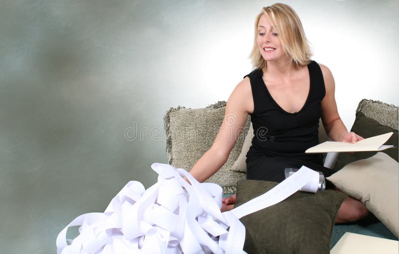 Download Belle Femme Faisant Des Impôts Ou Les économisant à La Maison Image stock - Image du emploi, ajoutez: 88505