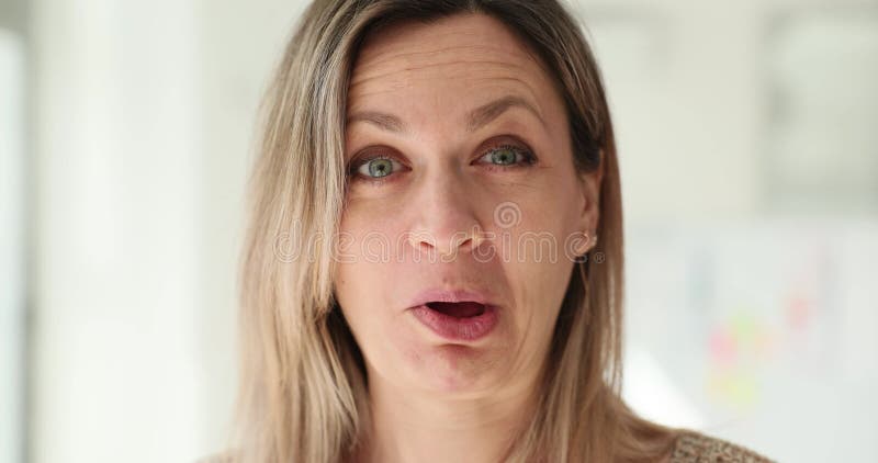 Belle femme fait un visage drôle et fait une grimace exagérée avec des lèvres banque de vidéos