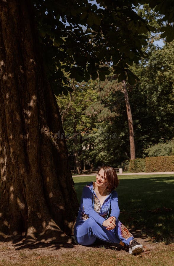 Belle femme fille dans un tracksuit fait du sport dans le parc. mode de vie sain. journée d'été chaude. fille caucasienne en costu photo libre de droits