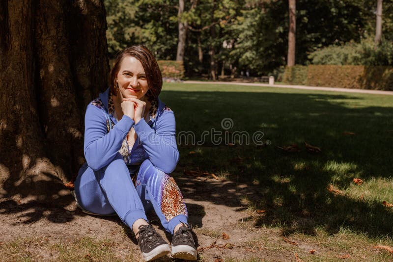 Belle femme fille dans un tracksuit fait du sport dans le parc. mode de vie sain. journée d'été chaude. fille caucasienne en costu images stock