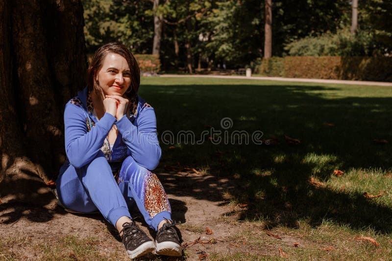 Belle femme fille dans un tracksuit fait du sport dans le parc. mode de vie sain. journée d'été chaude. fille caucasienne en costu photographie stock libre de droits